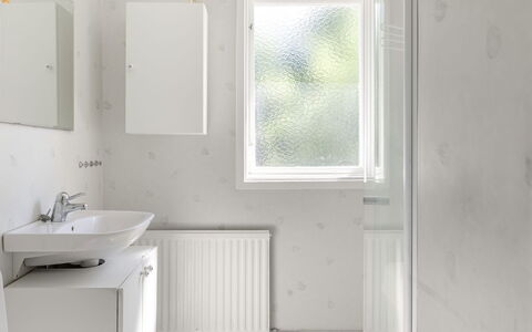 Villa Fröseke: Parete, Interior Design, Idraulico Fixture, Pavimentazione, Pavimento, Soffitto, Lavandino Del Bagno, Lavello, Bagno, Idraulico