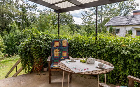 Villa Fröseke: Mobilia, Giardino, Mobili Da Esterno, Tavolo, Arbusto, Tavolo Esterno, Shade, Backyard, Sedia