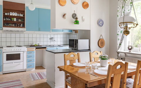 Villa Fröseke: Mobilia, Cucina, Elettrodomestico Da Cucina, Interior Design, Cabinetry, Controsoffitto, Pavimentazione, Legna, Lampada, Apparecchio Major