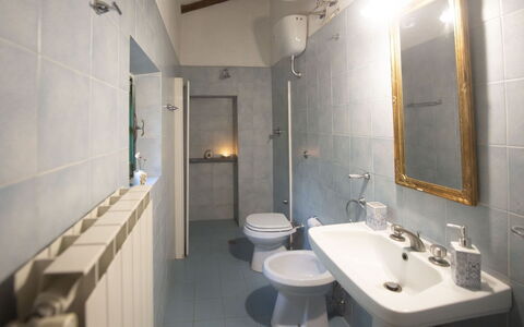 Podere Dolce Sonno e Sonnellino: Parete, Pavimentazione, Idraulico Fixture, Pavimento, Bagno, Interior Design, Rubinetto, Lavello, Idraulico, Lavandino Del Bagno