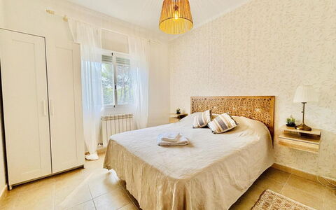Calma: Letto, Mobilia, Interior Design, Pavimento, Camera Da Letto, Pavimentazione, Bedding, Parete, Lenzuolo, Legna