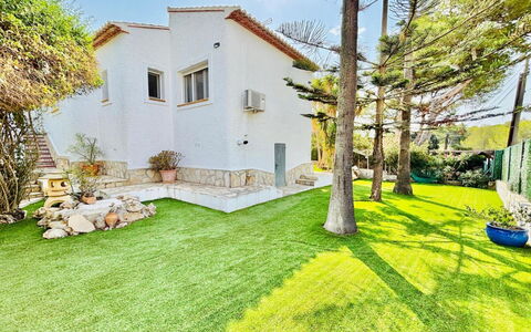 Calma: Casa, Giardino, Casa, Prato, Villetta, Landscaping, Cortile, Backyard, Estate, Passerella