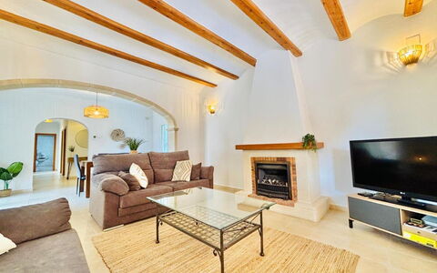 Calma: Soffitto, Divano, Interior Design, Mobilia, Pavimentazione, Soggiorno, Pavimento, Casa, Camera
