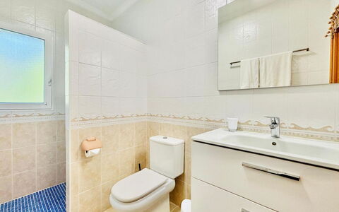 Calma: Pavimentazione, Idraulico Fixture, Pavimento, Bagno, Interior Design, Lavello, Gabinetto, Idraulico, Toilet Seat, Lavandino Del Bagno