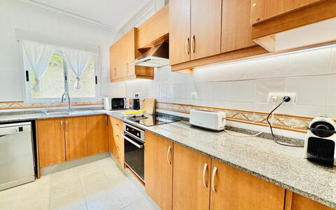 Calma: Cucina, Pavimentazione, Pavimento, Apparecchio Major, Casa, Elettrodomestico Da Cucina, Lavandino Della Cucina, Mobilia, Cabinetry, Controsoffitto