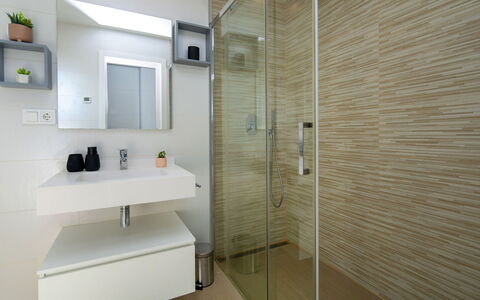 Arenal Beach: Bagno, Interior Design, Pavimentazione, Idraulico Fixture, Lavandino Del Bagno, Parete, Pavimento, Specchio, Lavello, Mobiletto Del Bagno