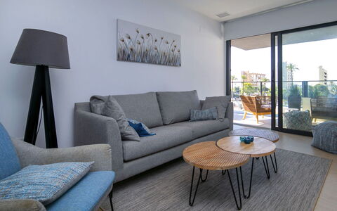 Arenal Beach: Mobilia, Divano, Pavimentazione, Interior Design, Pavimento, Soggiorno, Tavolo, Tavolino Da Caffè, Sedia