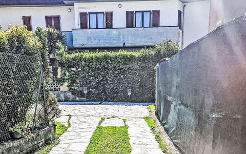 Marina di Massa 651: Parete, Verde, Vicolo, Driveway, Giardino, Passerella, Flagstone, Cobblestone, Landscaping, Backyard