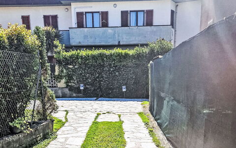 Marina di Massa 651: Driveway, Giardino, Passerella, Flagstone, Shade, Vicolo, Landscaping, Backyard, Cobblestone, Ombra