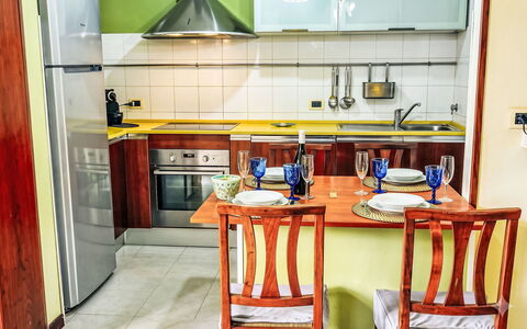 Marina di Massa 651: Mobilia, Cucina, Elettrodomestico Da Cucina, Apparecchio Major, Pavimentazione, Interior Design, Legna, Controsoffitto, Pavimento, Camera