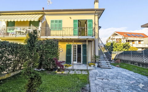 Marina di Massa 651: Zona Residenziale, Casa, Quartiere, Casa, Insediamento Umano, Balcone, Portico, Sobborgo, Shade, Estate