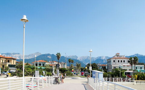 Marina di Massa 651: Cielo, Spazio Pubblico, Street Luce, Pole, Passerella, Strada Transitabile, Marciapiede, Boardwalk, Recinzione