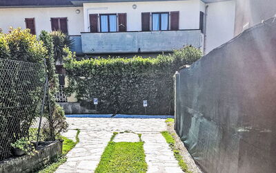 Marina di Massa 651: Driveway, Giardino, Passerella, Flagstone, Shade, Vicolo, Landscaping, Backyard, Cobblestone, Ombra