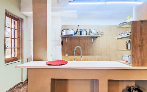 La Perla di Aprilia: Parete, Interior Design, Legna, Pavimentazione, Soffitto, Controsoffitto, Pavimento, Illuminazione, Mobilia, Cucina