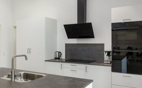 Kamile - 500M from the Sea: Cucina, Controsoffitto, Pavimentazione, Elettrodomestico Da Cucina, Interior Design, Cabinetry, Pavimento, Legna, Apparecchio Major, Elettrodomestico