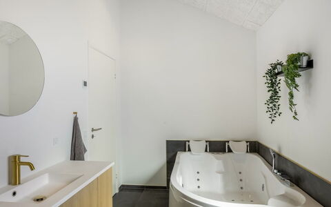 Kamile - 500M from the Sea: Bagno, Idraulico Fixture, Interior Design, Parete, Pavimentazione, Vasca Da Bagno, Soffitto, Pavimento, Rubinetto, Idraulico