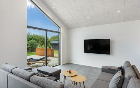 Kamile - 500M from the Sea: Soffitto, Illuminazione Diurna, Soggiorno, Pavimento In Legno