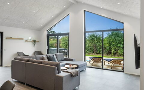 Kamile - 500M from the Sea: Pavimentazione, Soffitto, Pavimento, Divano, Soggiorno, Latifoglie, Attico, Divano Letto