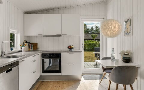 Ulli - 350M from the Sea: Interior Design, Pavimentazione, Cucina, Legna, Controsoffitto, Soffitto, Mobilia, Pavimento, Elettrodomestico Da Cucina, Lampada