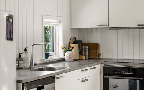 Ulli - 350M from the Sea: Cucina, Controsoffitto, Elettrodomestico Da Cucina, Legna, Interior Design, Pavimentazione, Lavandino Della Cucina, Cabinetry, Elettrodomestico, Apparecchio Major