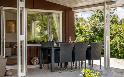 Ulli - 350M from the Sea: Mobilia, Legna, Portico, Pavimentazione, Sedia, Soffitto, Pavimento, Interior Design, Cucina & Sala Da Pranzo Tavolo, Tavolo