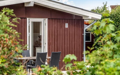 Ulli - 350M from the Sea: Legna, Casa, Arbusto, Porta, Casa, Tetto, Villetta, Lotto, Raccordo, Giardino