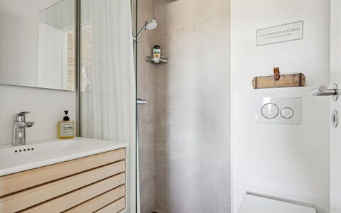 Nuka - 250M from the Sea: Pavimentazione, Parete, Interior Design, Pavimento, Idraulico Fixture, Legna, Bagno, Specchio, Rubinetto, Idraulico
