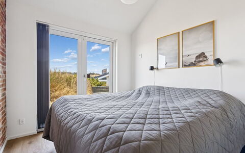 Nuka - 250M from the Sea: Legna, Casa, Camera Da Letto, Letto, Bedding, Lenzuolo, Illuminazione Diurna, Latifoglie, Biancheria, Telaio Del Letto