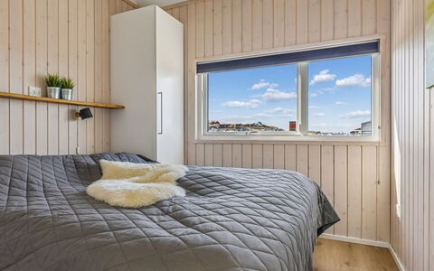Nuka - 250M from the Sea: Legna, Pavimento, Pavimentazione, Interior Design, Soffitto, Camera Da Letto, Letto, Latifoglie, Camera, Color Legno