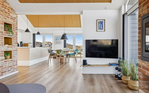 Nuka - 250M from the Sea: Interior Design, Mobilia, Pavimentazione, Legna, Soffitto, Pavimento, Pavimento In Legno, Sedia, Casa, Soggiorno