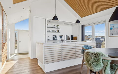 Nuka - 250M from the Sea: Legna, Interior Design, Mobilia, Soffitto, Pavimentazione, Casa, Pavimento, Illuminazione, Lampada, Cucina