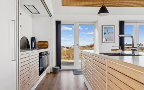 Nuka - 250M from the Sea: Legna, Cucina, Interior Design, Pavimentazione, Controsoffitto, Elettrodomestico Da Cucina, Pavimento, Elettrodomestico, Pavimento In Legno, Soffitto