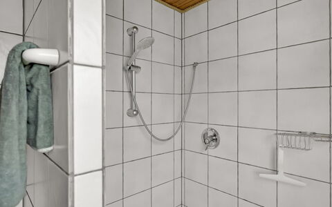 Ruse - 600M from the Sea: Idraulico Fixture, Bagno, Pavimentazione, Pavimento, Idraulico, Interior Design, Rubinetto, Doccia, Piastrella, Lavello