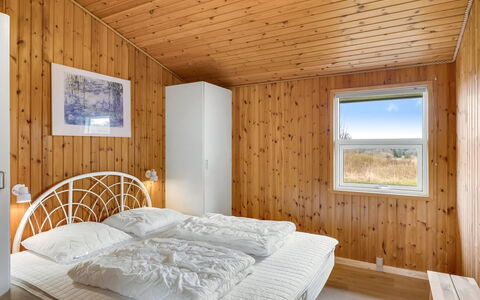 Ruse - 600M from the Sea: Legna, Soffitto, Interior Design, Pavimento, Camera Da Letto, Pavimentazione, Camera, Letto, Latifoglie, Telaio Del Letto