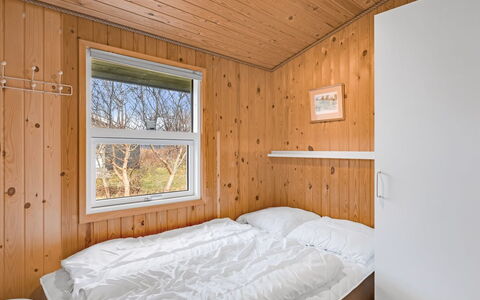 Ruse - 600M from the Sea: Legna, Camera Da Letto, Letto, Interior Design, Pavimentazione, Pavimento, Soffitto, Bedding, Latifoglie, Color Legno