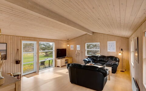 Ruse - 600M from the Sea: Legna, Soffitto, Interior Design, Pavimentazione, Pavimento, Camera, Pavimento In Legno, Casa, Soggiorno, Latifoglie