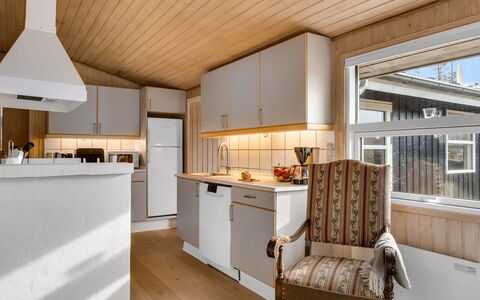 Ruse - 600M from the Sea: Legna, Cucina, Controsoffitto, Interior Design, Pavimentazione, Soffitto, Mobilia, Pavimento, Cabinetry, Camera