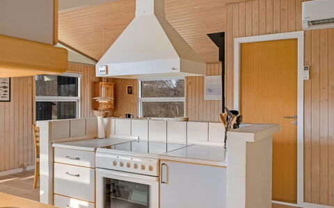 Ruse - 600M from the Sea: Cucina, Controsoffitto, Interior Design, Legna, Soffitto, Pavimentazione, Elettrodomestico Da Cucina, Lampada, Cabinetry, Mobilia