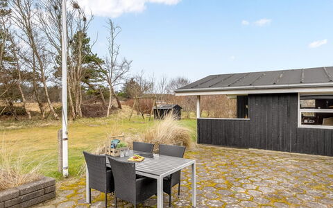Ruse - 600M from the Sea: Tetto, Casa, Villetta, Giardino, Shade, Landscaping, Cortile, Backyard, Edifici Giardino, Raccordo