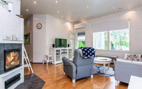 Koivuranta: Interior Design, Pavimentazione, Legna, Soffitto, Pavimento, Soggiorno, Mobilia, Divano, Pavimento In Legno, Casa