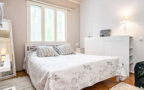 Koivuranta: Letto, Mobilia, Bedding, Camera Da Letto, Interior Design, Lenzuolo, Pavimento, Pavimentazione, Legna, Biancheria