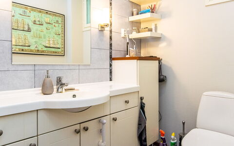 Koivuranta: Lavandino Del Bagno, Bagno, Idraulico Fixture, Lavello, Interior Design, Pavimentazione, Mobiletto Del Bagno, Idraulico, Pavimento, Rubinetto