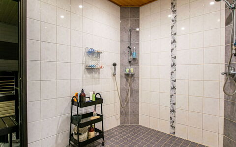 Rantasalmi 646: Pavimentazione, Pavimento, Interior Design, Idraulico Fixture, Piastrella, Bagno, Idraulico, Soffione Doccia, Doccia, Materiale Composito