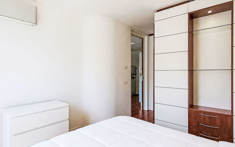 Caminito: Mobilia, Letto, Pavimentazione, Interior Design, Legna, Camera Da Letto, Pavimento, Cabinetry, Camera, Soffitto