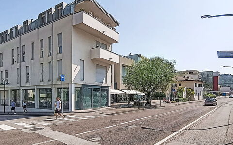 Gigi: Appartamento, Urban Design, Condominio, Edificio Commerciale, Uso Misto, Car Famiglia, Marciapiede, Veicolo Di Lusso, Vettura Mid-Size, Balcone
