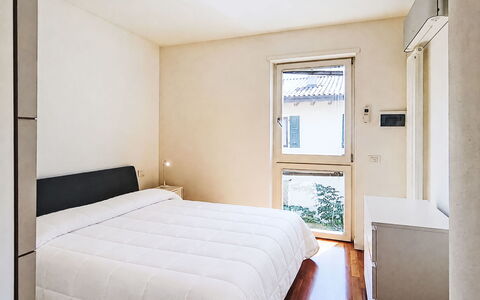 Gigi: Letto, Camera Da Letto, Interior Design, Parete, Pavimento, Pavimentazione, Lenzuolo, Legna, Bedding, Camera