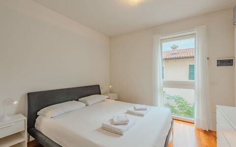 Caminito: Letto, Interior Design, Camera Da Letto, Pavimento, Telaio Del Letto, Camera, Soffitto, Bedding, Lenzuolo, Appartamento