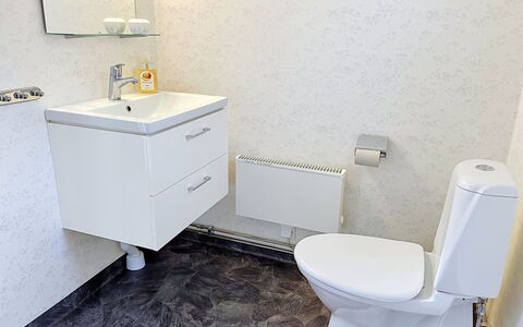 Lötstugan: Lavandino Del Bagno, Idraulico Fixture, Pavimentazione, Lavello, Pavimento, Bagno, Interior Design, Mobiletto Del Bagno, Rubinetto, Idraulico