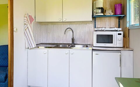 Lötstugan: Cucina, Legna, Lavandino Della Cucina, Interior Design, Pavimentazione, Lavello, Pavimento, Controsoffitto, Apparecchio Major, Idraulico Fixture