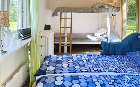 Lötstugan: Mobilia, Letto, Camera Da Letto, Interior Design, Legna, Pavimento, Lenzuolo, Pavimentazione, Bedding, Tessile